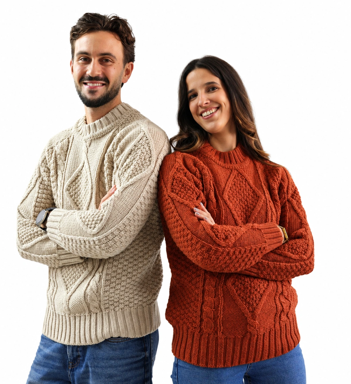 Casal com camisolas modelo 1003 em bege e laranja